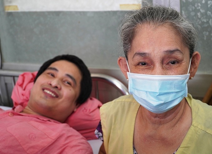 Xúc động người mẹ 11 năm ngủ dưới giường con trong bệnh viện